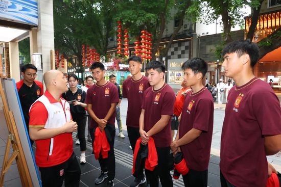 今天是多特中卫胡梅尔斯的35岁生日，多特官方为他送上祝福。